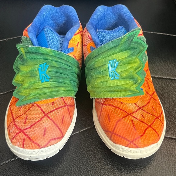Nike SpongeBob SquarePants x Kyrie 5 GS Pineapple House - Picture 2 of 6